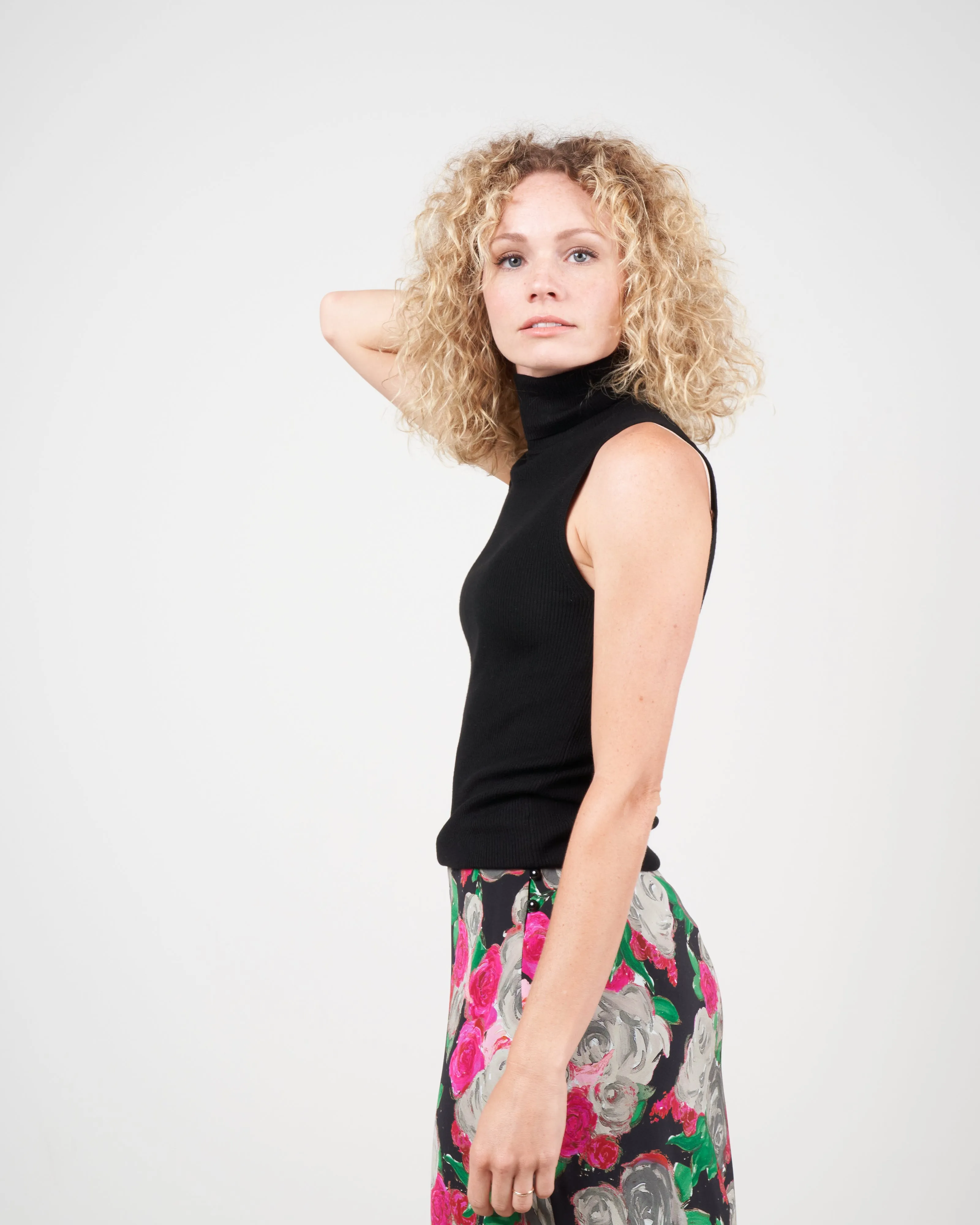 featherweight ribbed turtleneck tank - black
